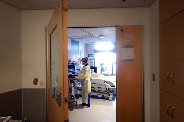 Respiratory Therapists Treat Covid-19 Patients At Chicago Hospital